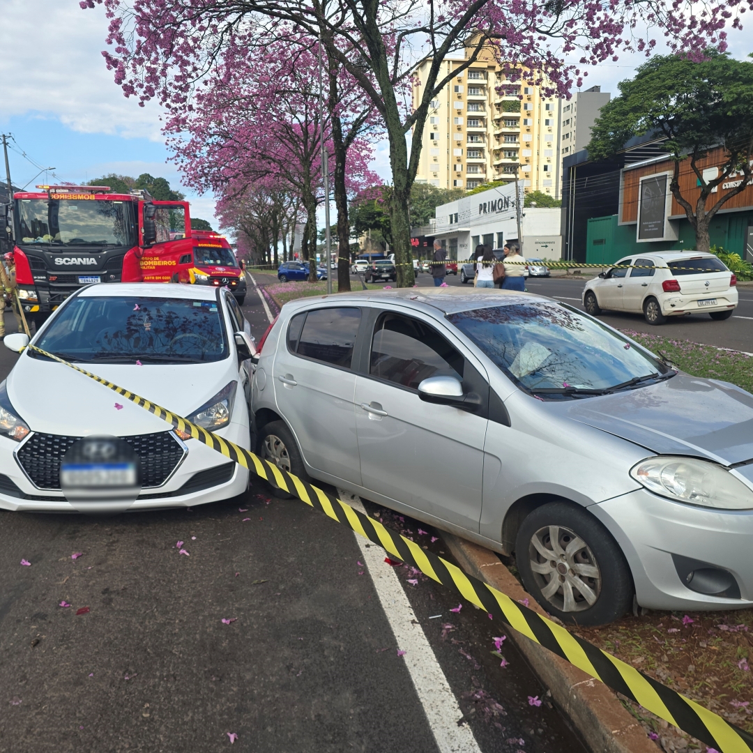 Acidente na Avenida Colombo envolve dois carros e deixa idoso de 92 anos ferido
