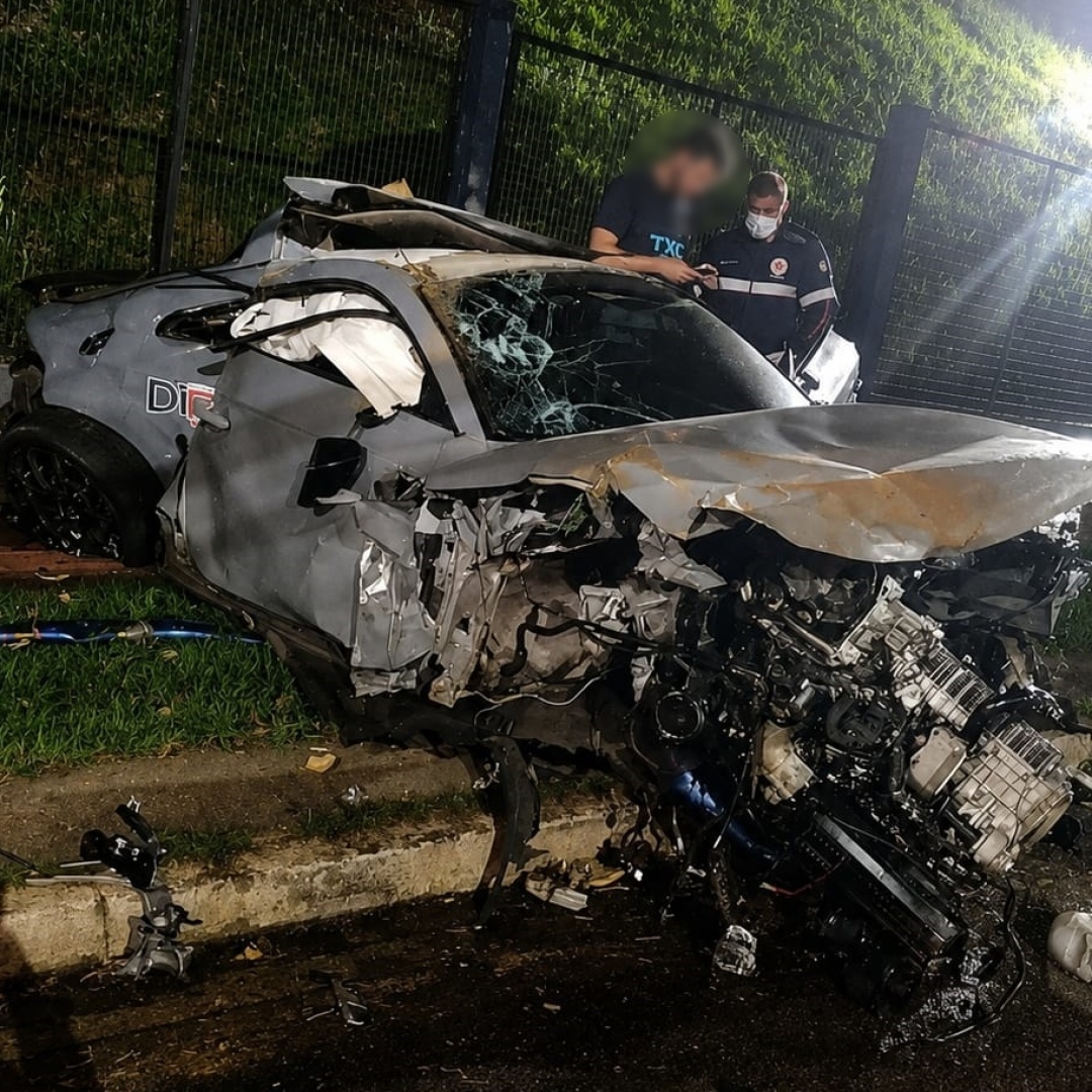 Motor é arrancado após impacto de Audi TT contra árvores no Jardim Aclimação