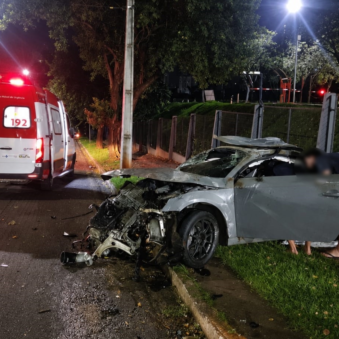 Motor é arrancado após impacto de Audi TT contra árvores no Jardim Aclimação