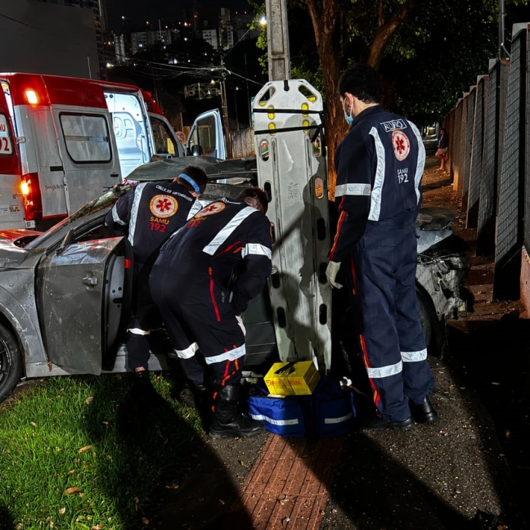 Motor é arrancado após impacto de Audi TT contra árvores no Jardim Aclimação