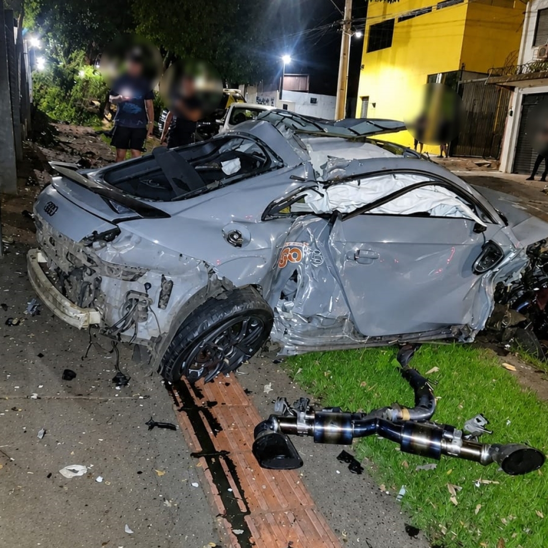 Motor é arrancado após impacto de Audi TT contra árvores no Jardim Aclimação
