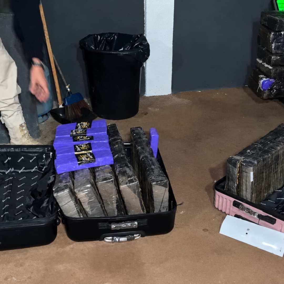 PRF apreende 124 quilos de maconha escondidos em malas na BR-376, em Mandaguaçu