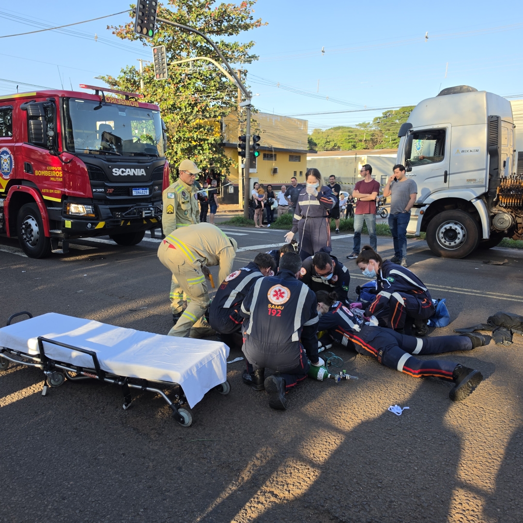 Motociclista fica em coma após grave acidente envolvendo quatro veículos no Contorno Sul de Maringá