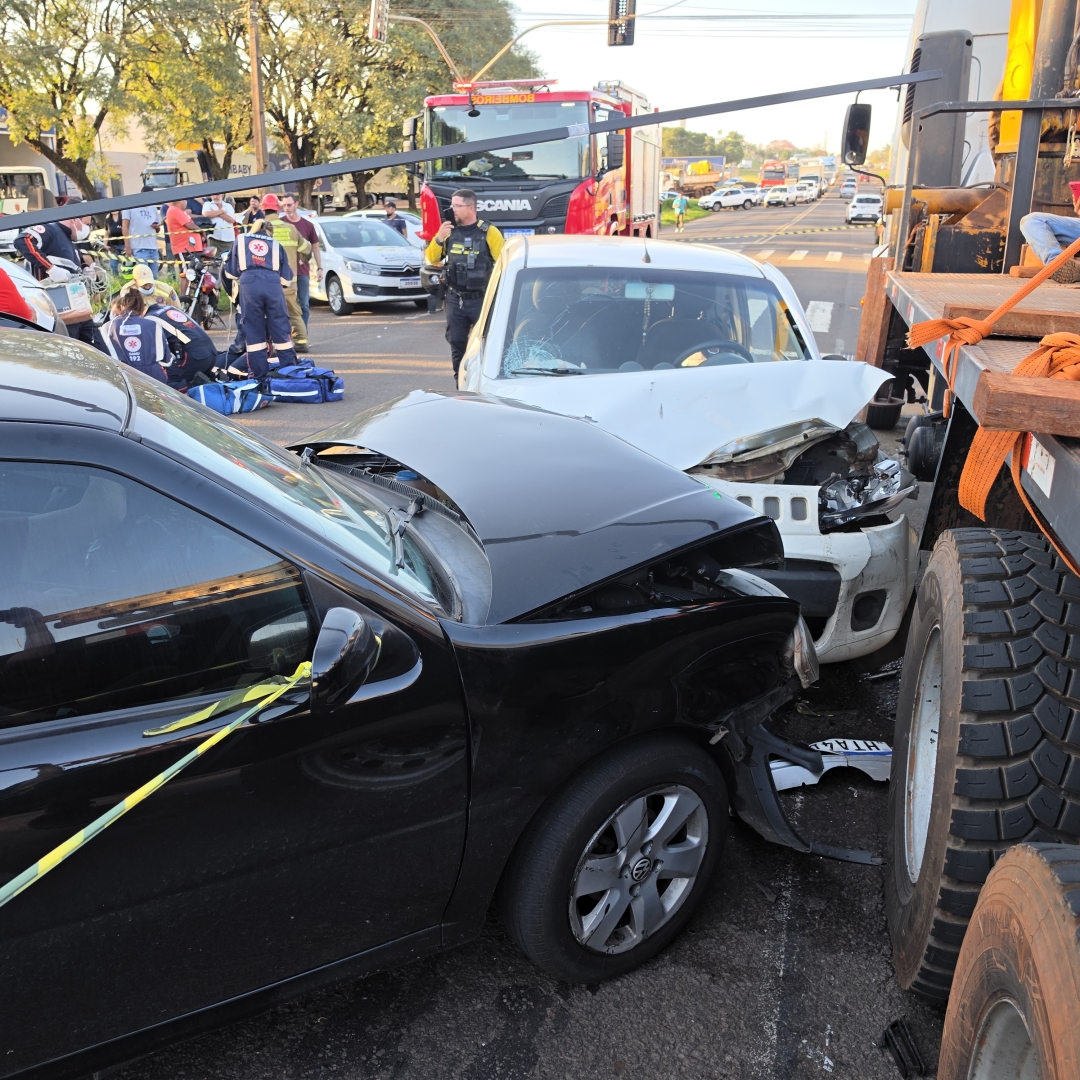 Motociclista fica em coma após grave acidente envolvendo quatro veículos no Contorno Sul de Maringá