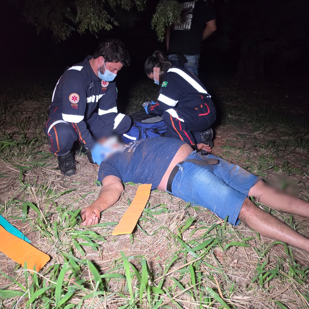 Motorista de aplicativo encontra motociclista ferido em ribanceira e ajuda a salvar sua vida na PR-317