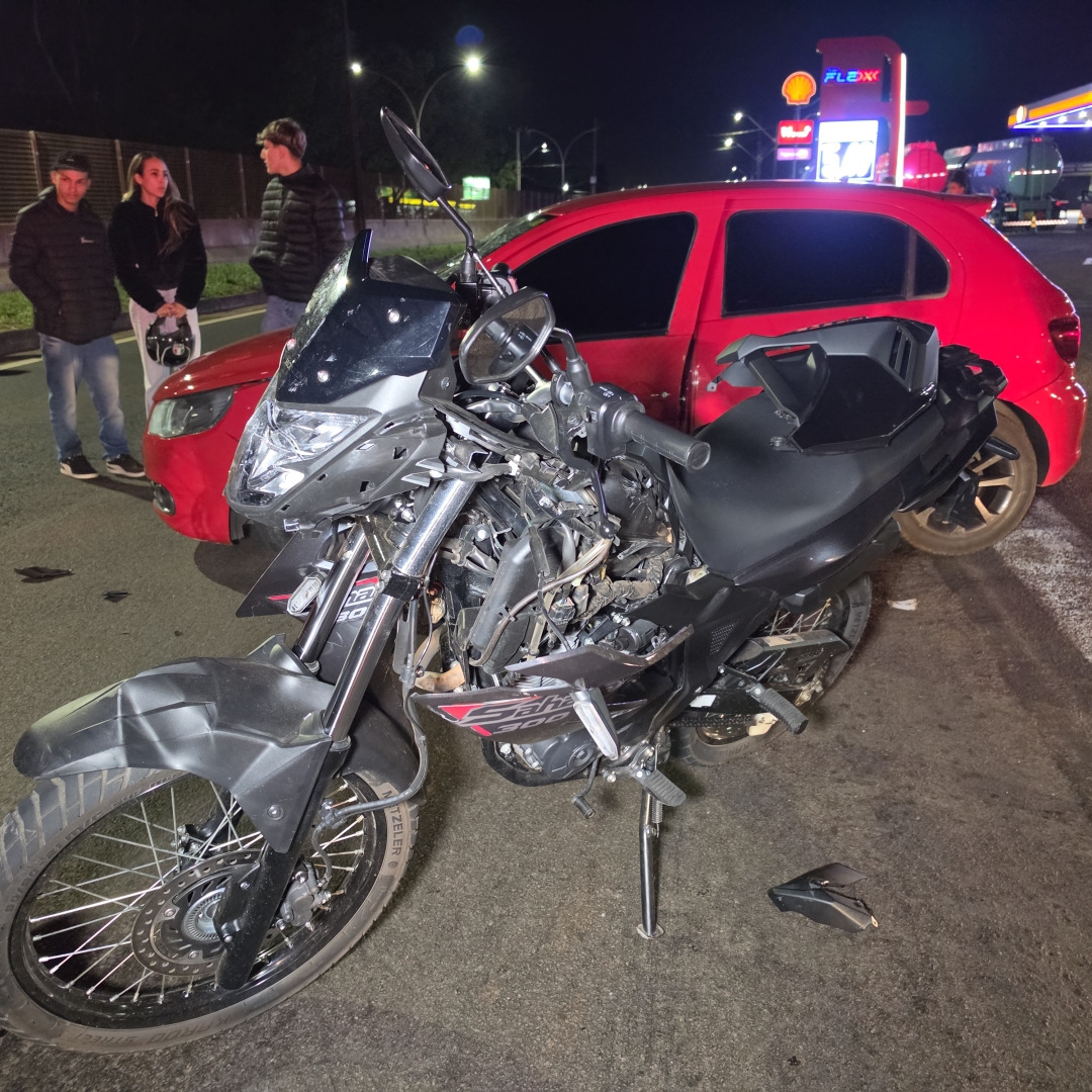 Casal fica gravemente ferido após colisão entre moto e carro no trevo de Iguatemi
