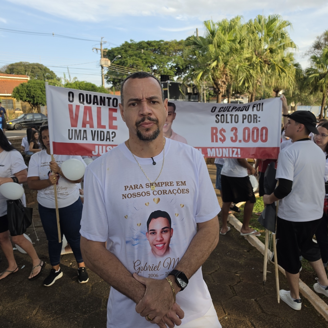Dor e revolta marcam protesto da família de Gabriel Muniz
