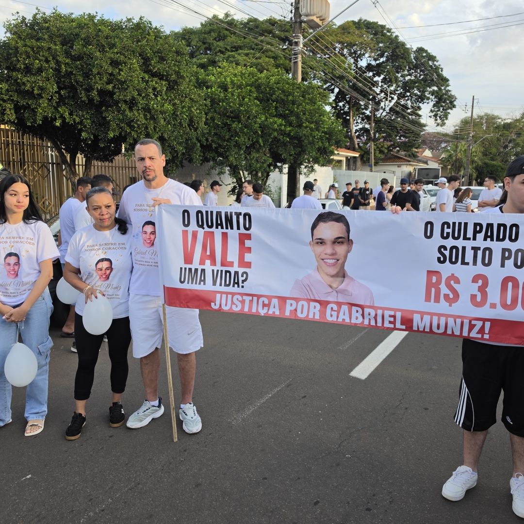 Dor e revolta marcam protesto da família de Gabriel Muniz