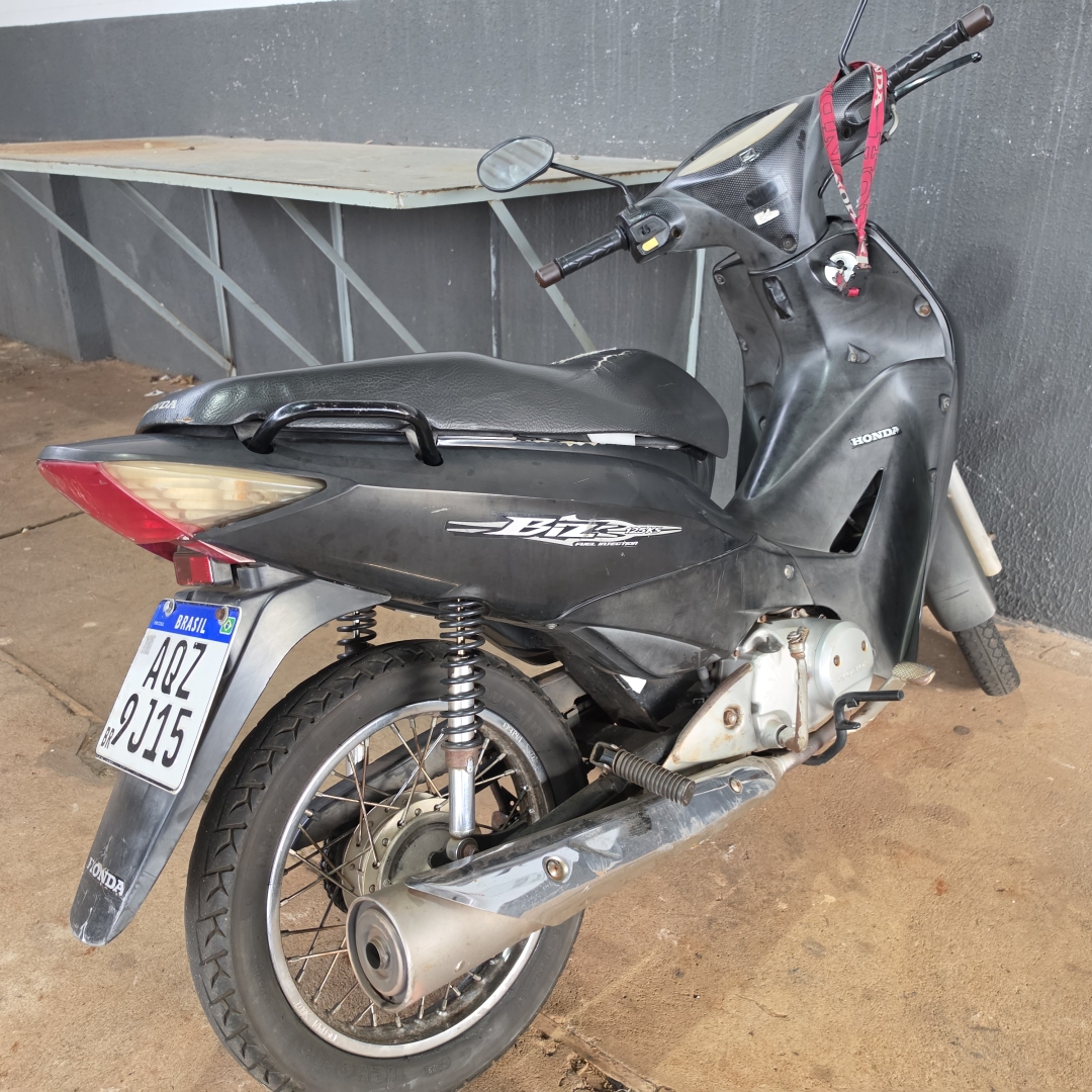 Homem com tornozeleira eletrônica e mulher são flagrados com moto furtada em Maringá