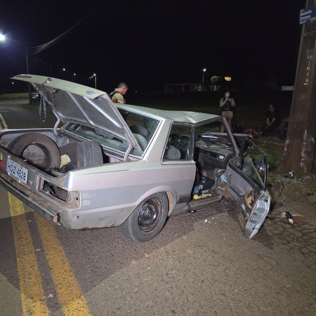 Carro fica destruído após colisão com poste na marginal do Contorno Norte