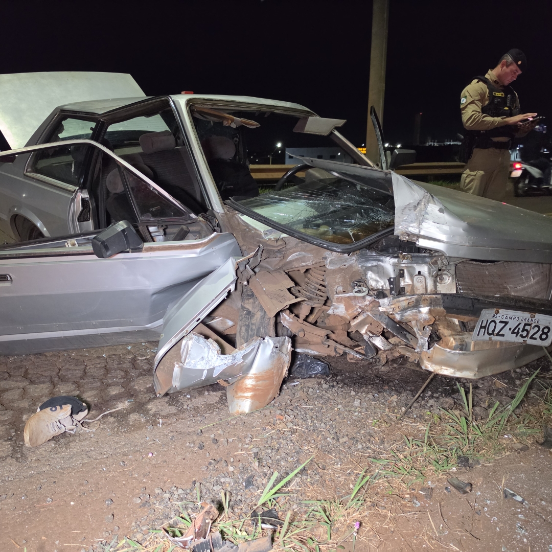 Carro fica destruído após colisão com poste na marginal do Contorno Norte