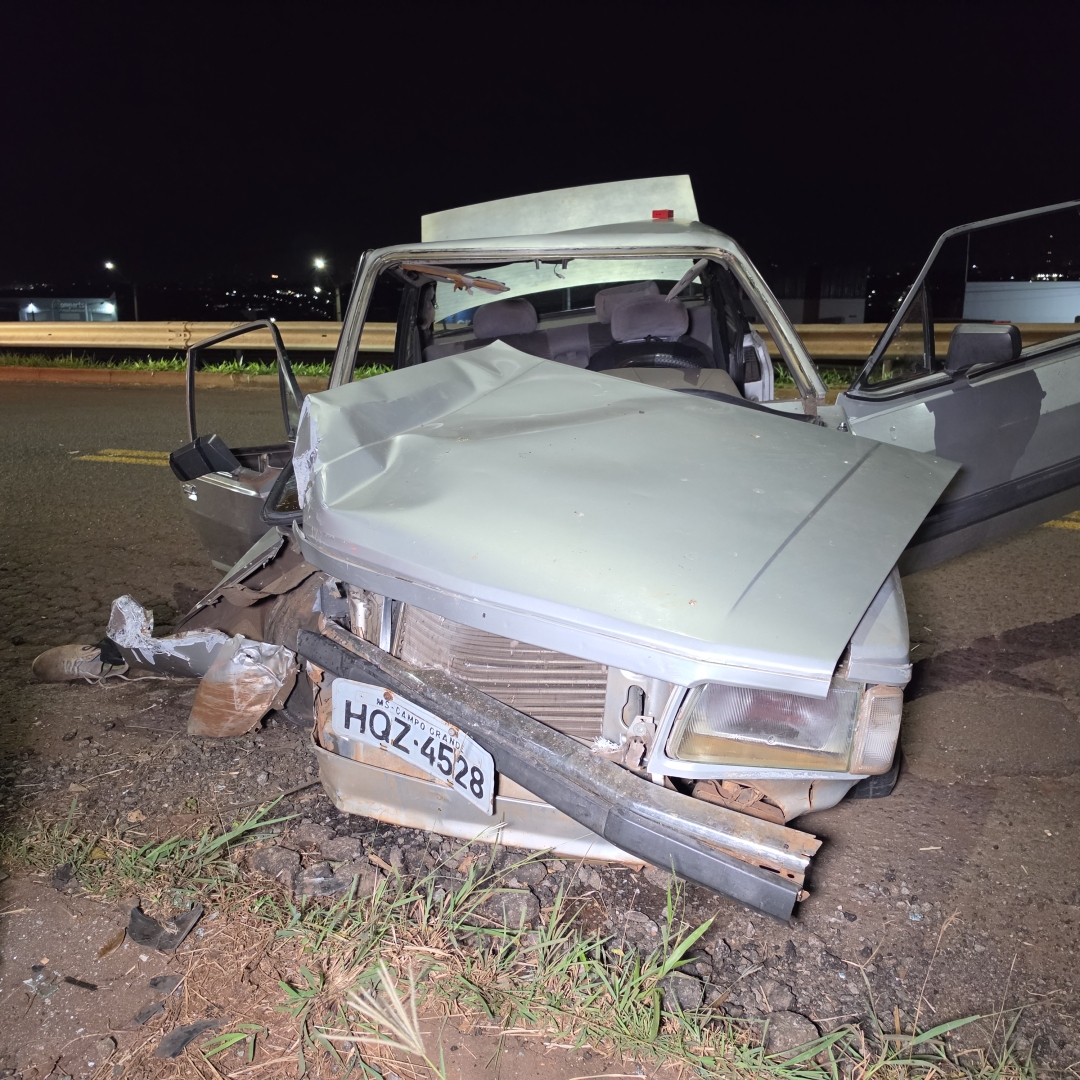 Carro fica destruído após colisão com poste na marginal do Contorno Norte