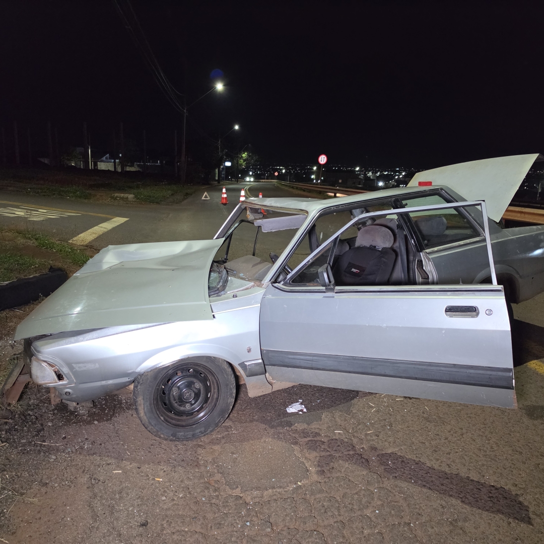 Carro fica destruído após colisão com poste na marginal do Contorno Norte
