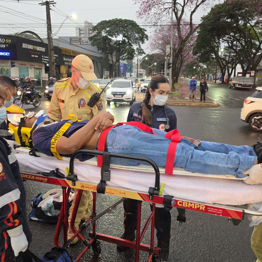 Jovem atropelado por carro ao cruzar a Avenida Colombo é socorrido em estado grave
