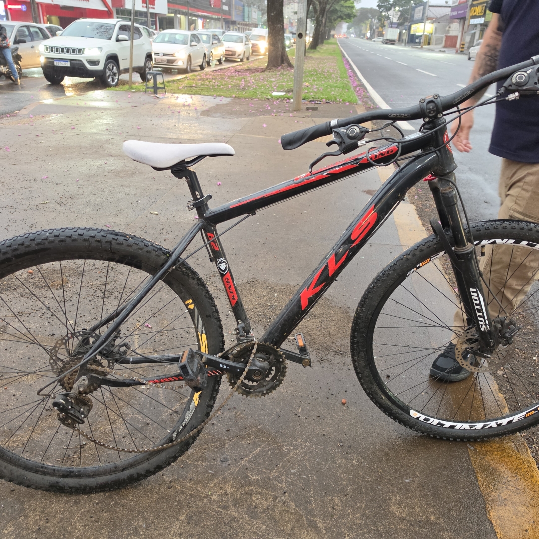 Jovem atropelado por carro ao cruzar a Avenida Colombo é socorrido em estado grave