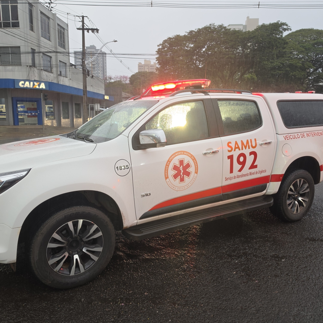 Jovem atropelado por carro ao cruzar a Avenida Colombo é socorrido em estado grave