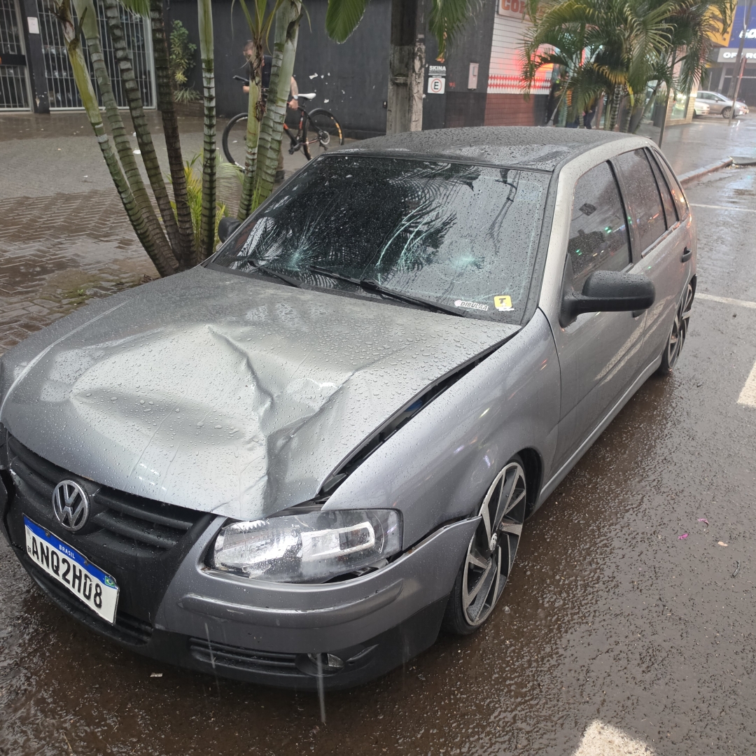Jovem atropelado por carro ao cruzar a Avenida Colombo é socorrido em estado grave