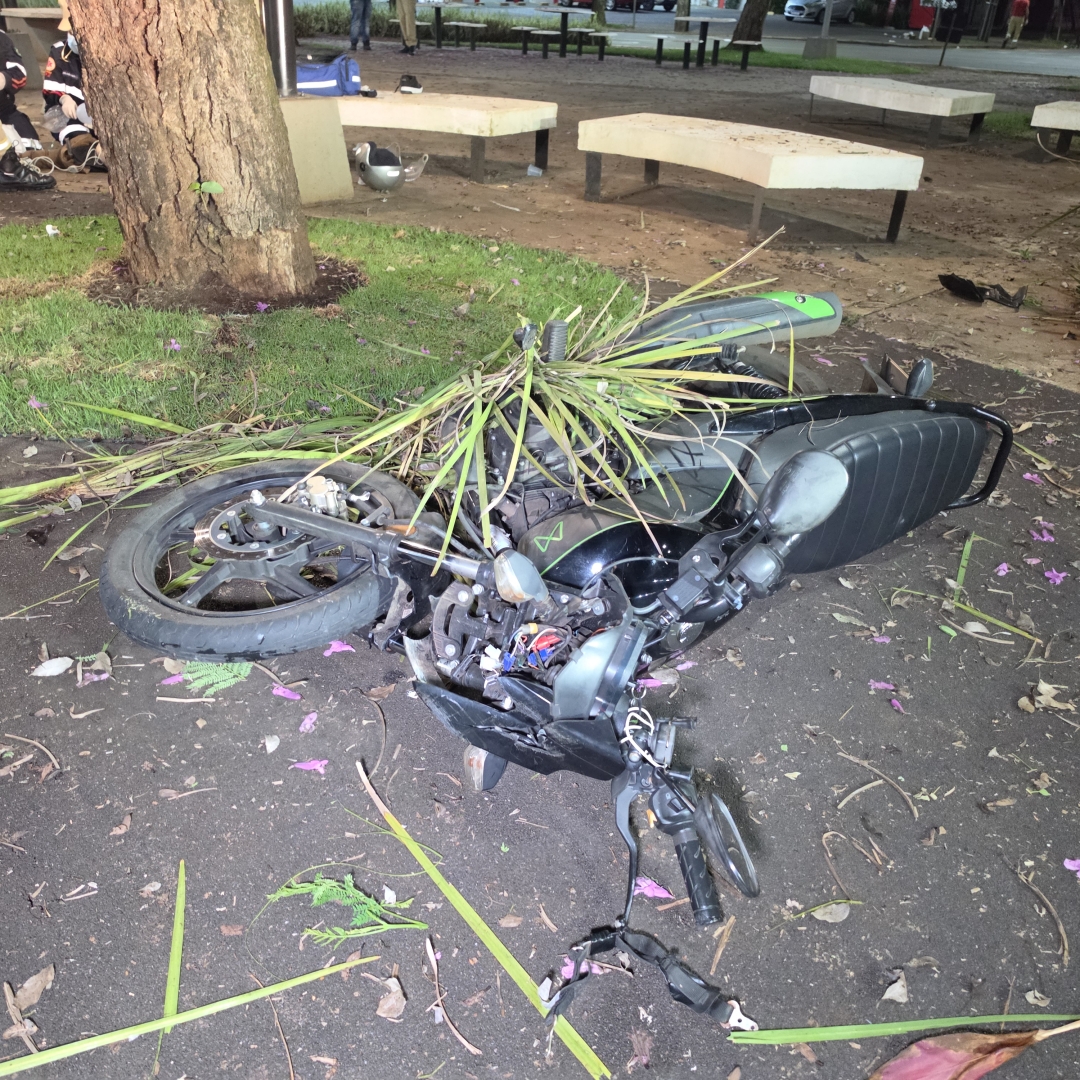 Identificada mulher que morreu em acidente de moto na Praça Farroupilha, em Maringá