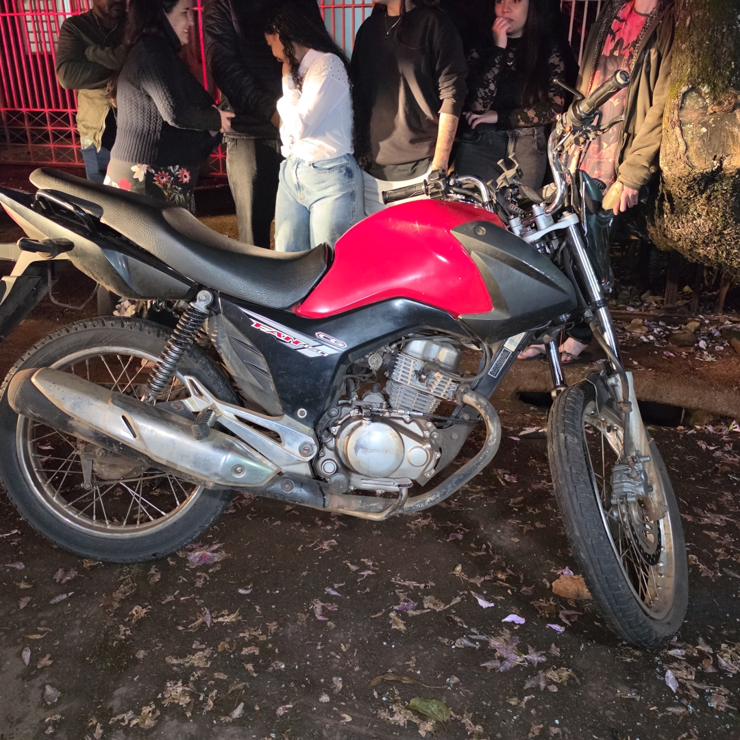 Motociclista sem capacete fica em estado gravíssimo após bater na traseira de carro em Maringá