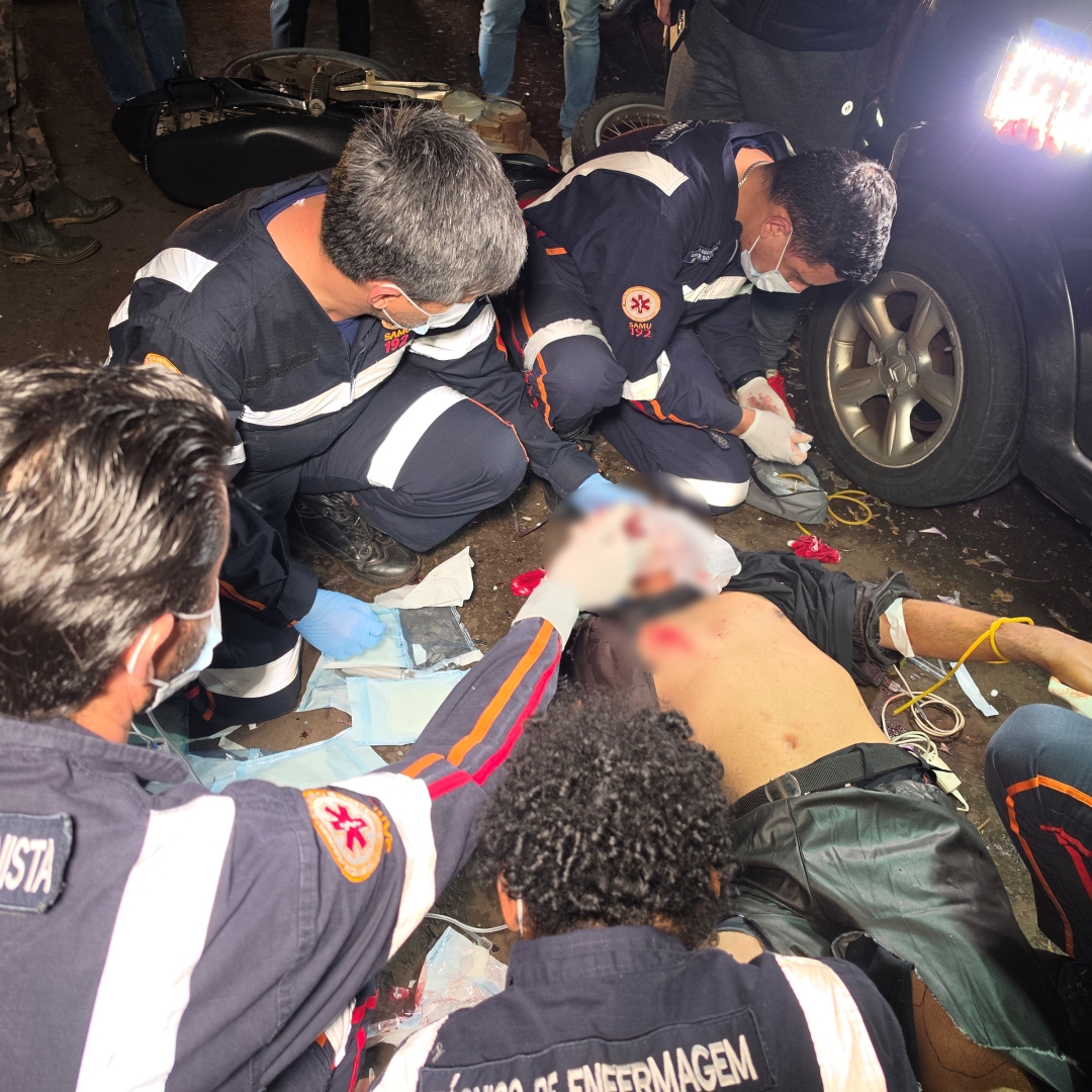 Motociclista sem capacete fica em estado gravíssimo após bater na traseira de carro em Maringá