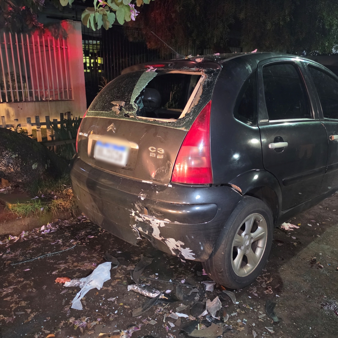Motociclista sem capacete fica em estado gravíssimo após bater na traseira de carro em Maringá