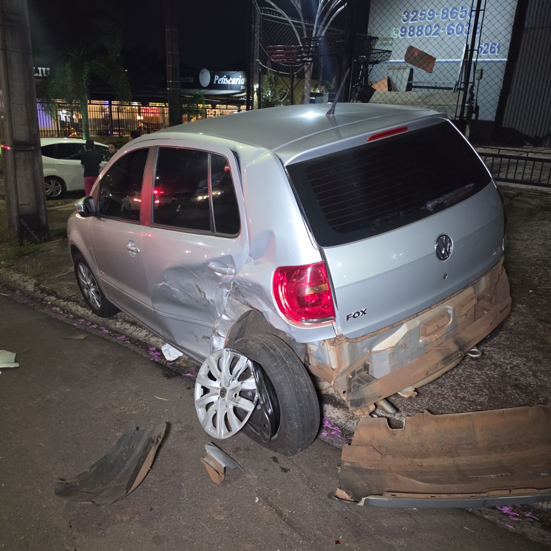 Land Rover bate em carro estacionado, capota e arranca árvore em Maringá