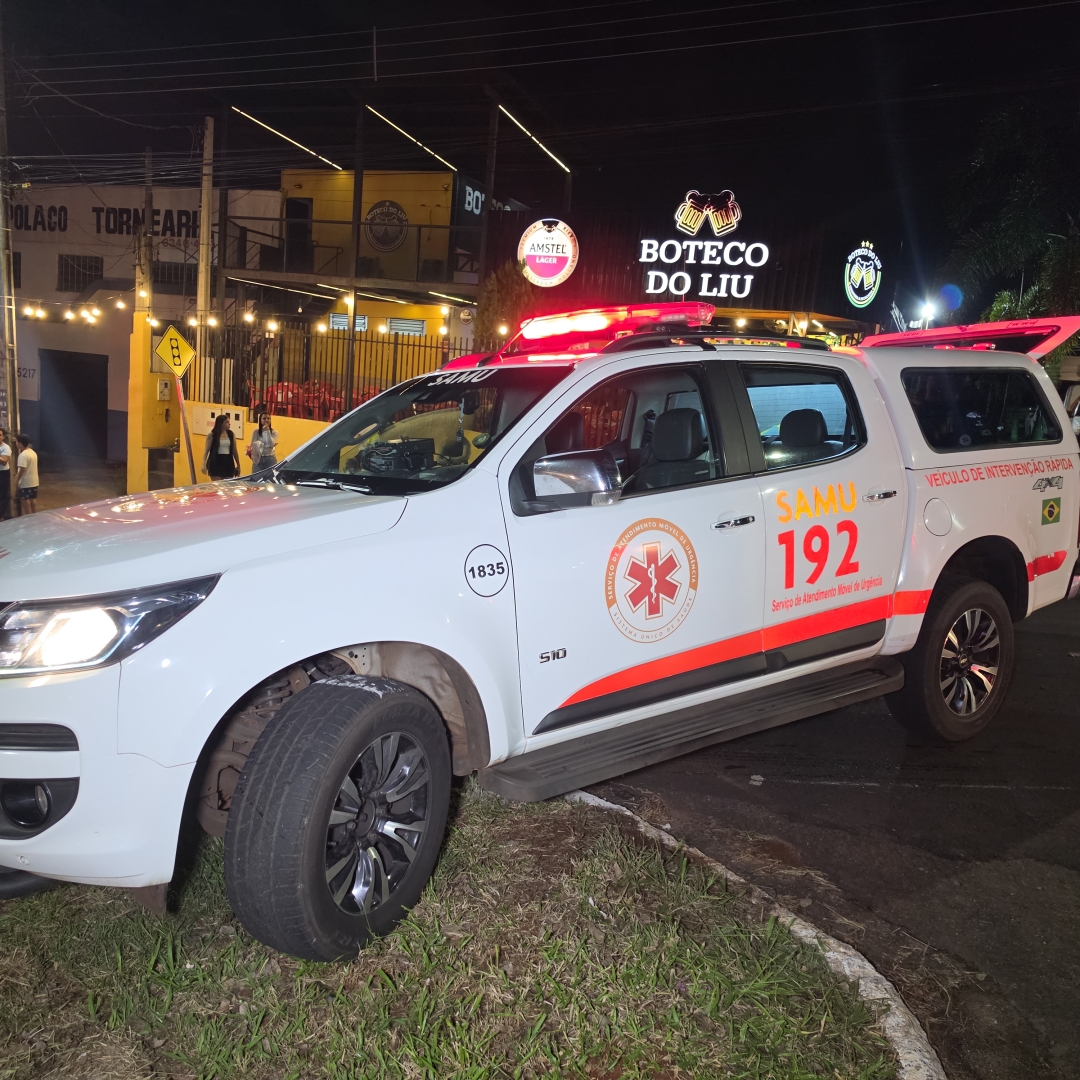Land Rover bate em carro estacionado, capota e arranca árvore em Maringá