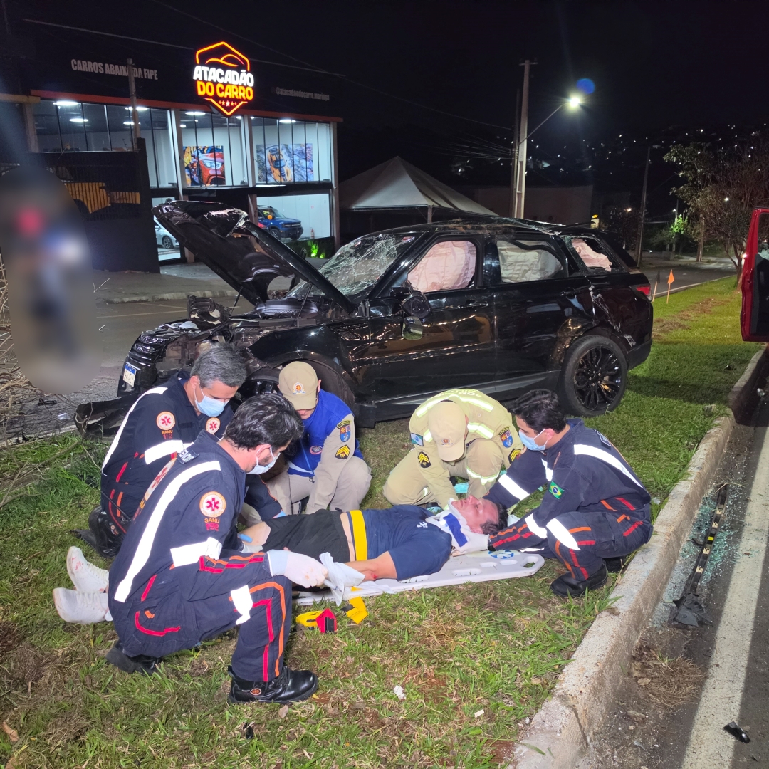 Land Rover bate em carro estacionado, capota e arranca árvore em Maringá