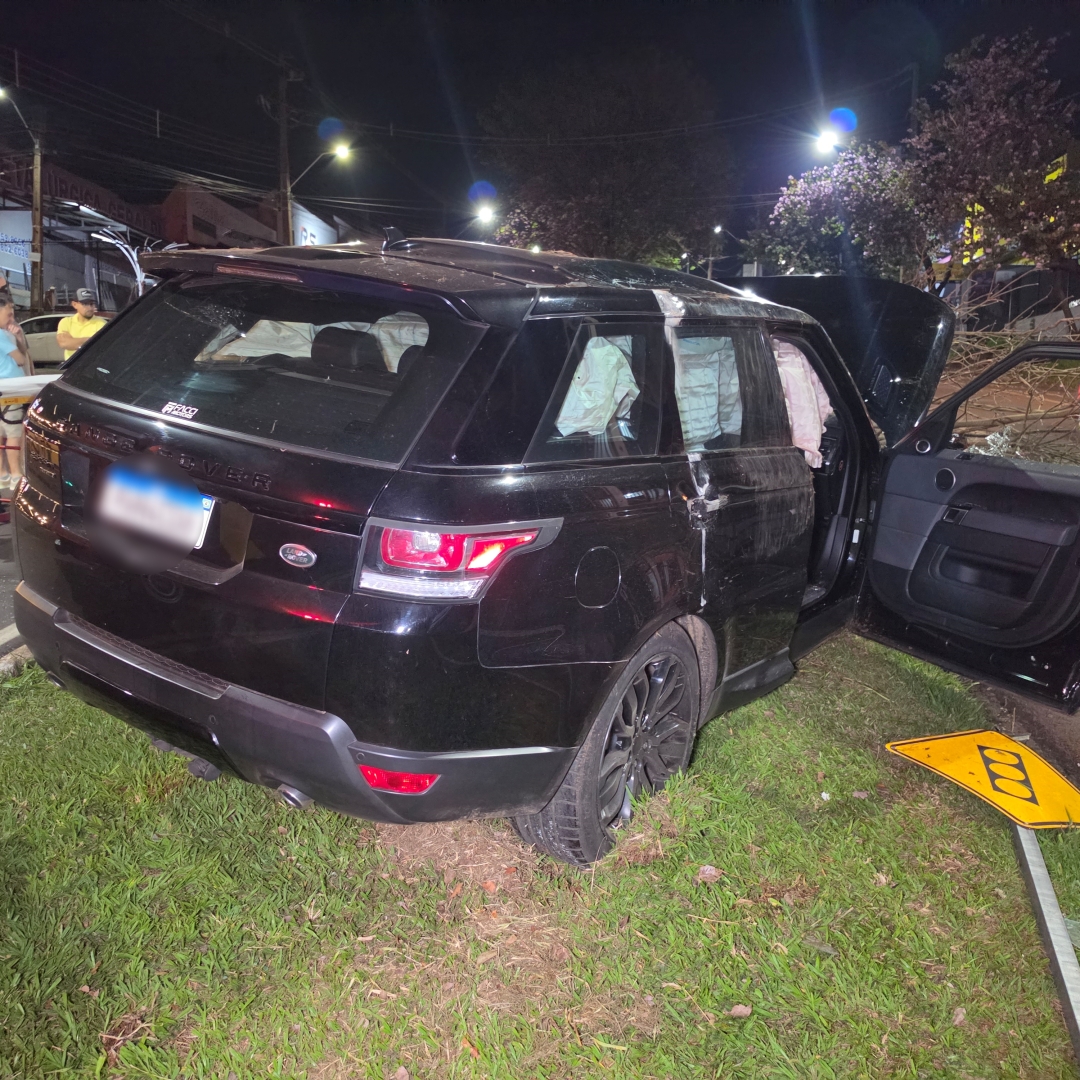 Land Rover bate em carro estacionado, capota e arranca árvore em Maringá