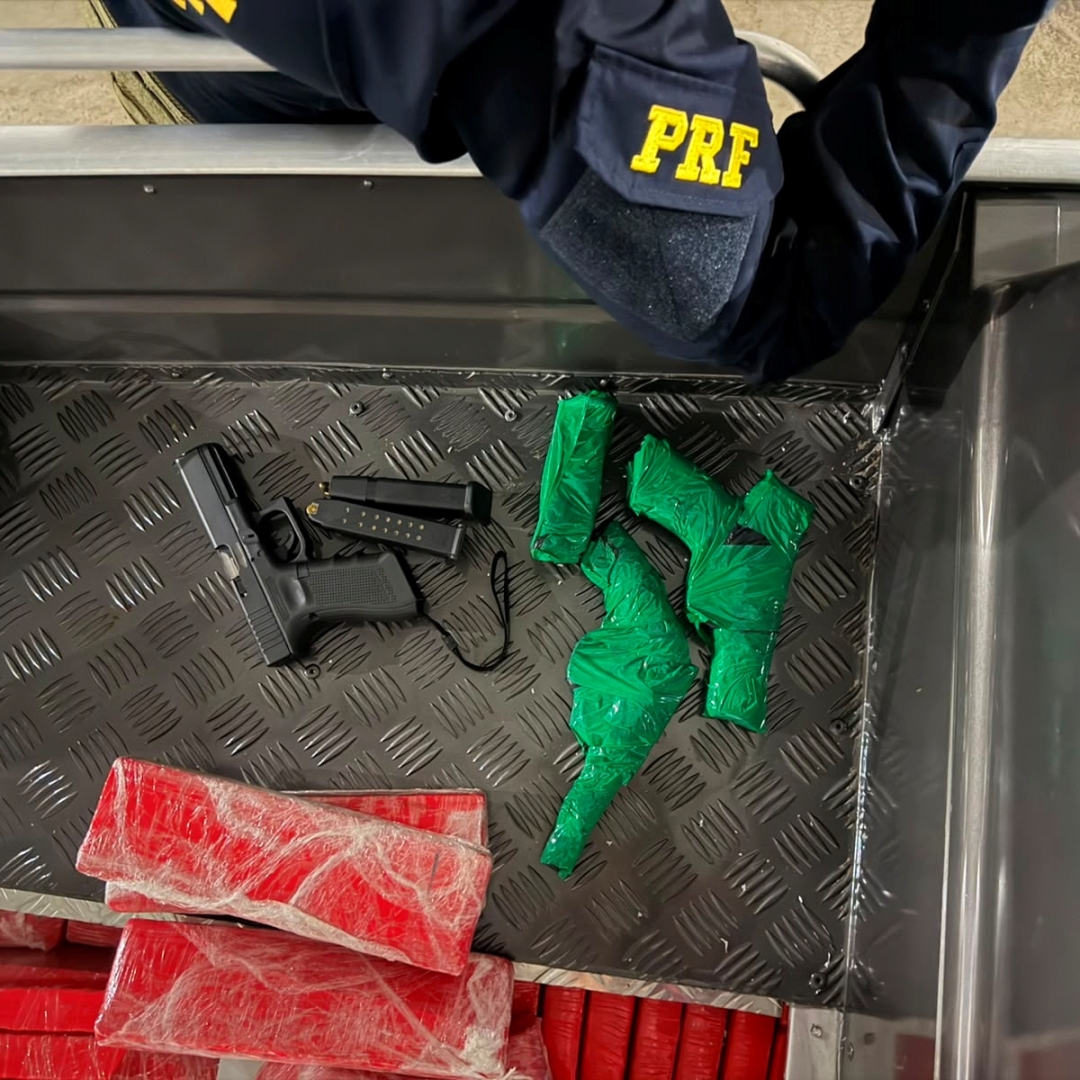 PRF encontra 380 quilos de maconha e três armas escondidos em barco na BR-376, em Maringá