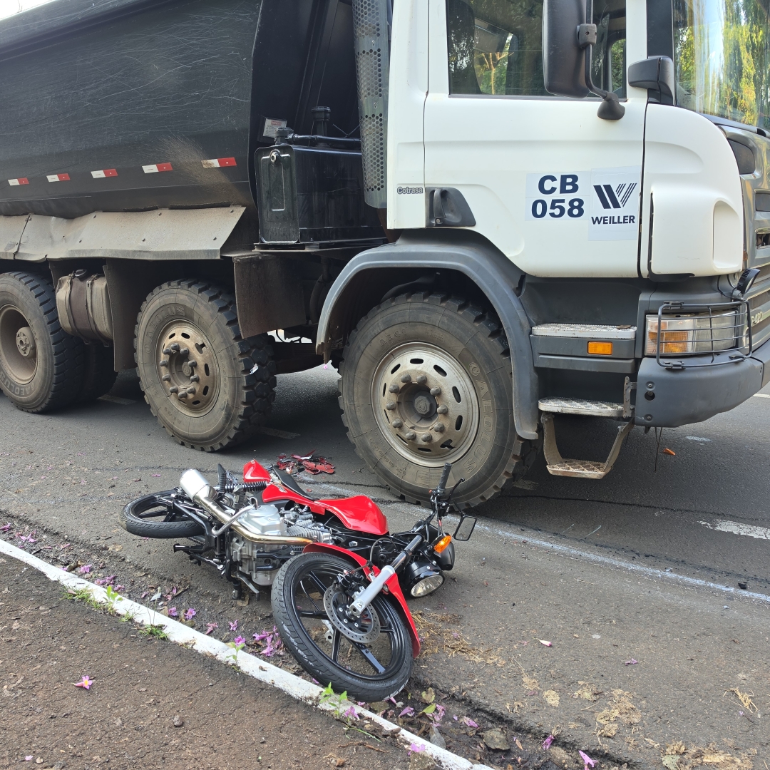 Pedestre grita e evita que caminhão passe por cima de casal em moto