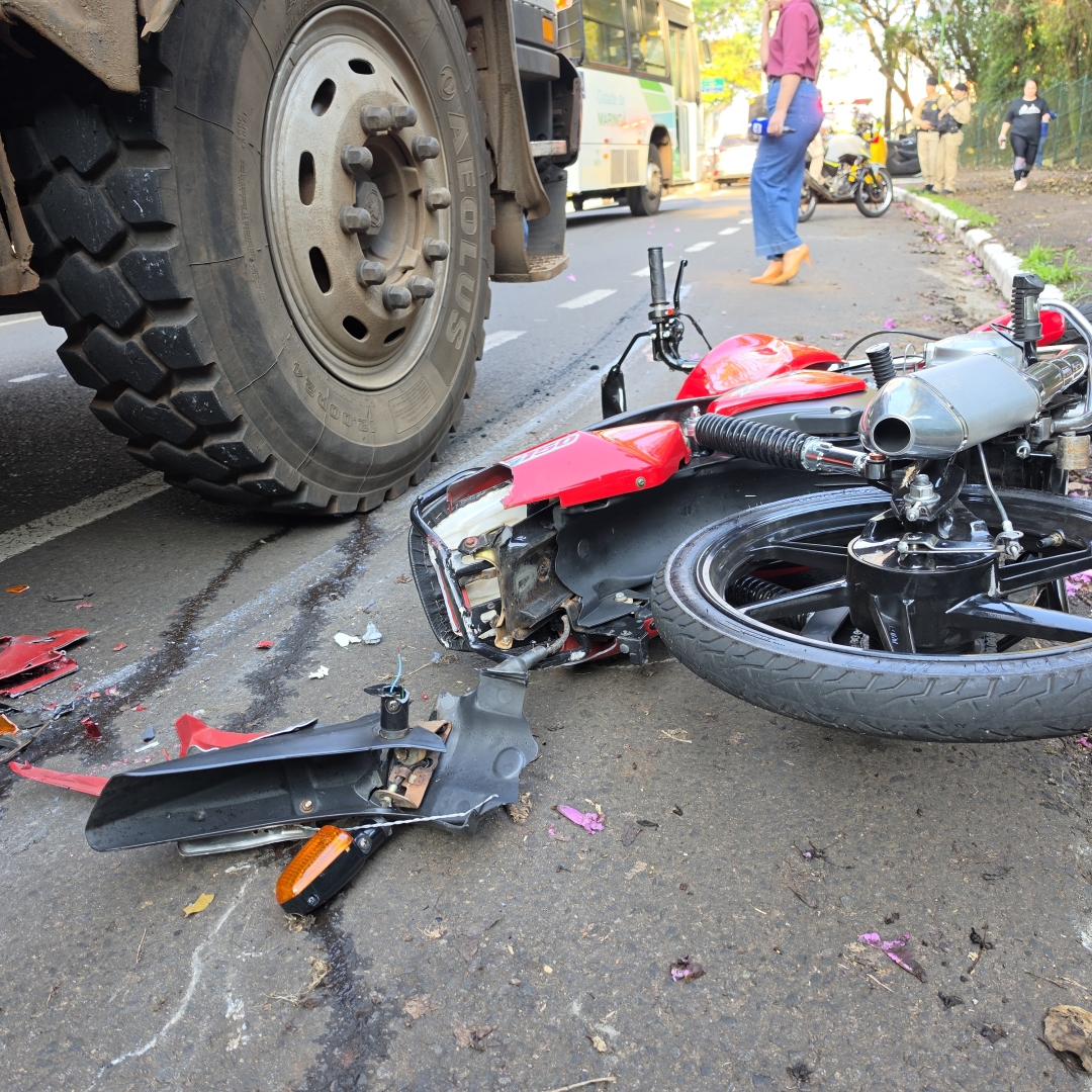 Pedestre grita e evita que caminhão passe por cima de casal em moto