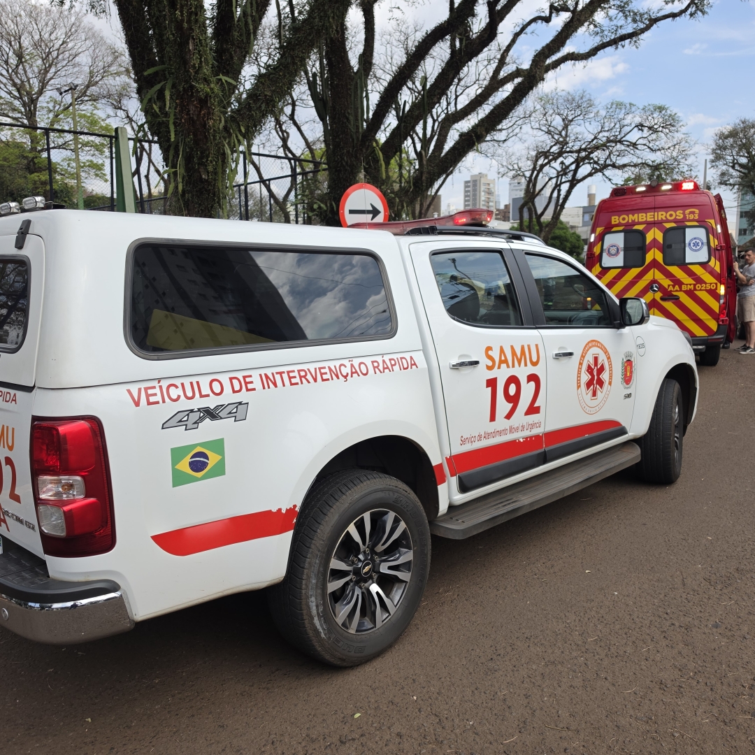 Motociclista sofre fratura e pneumotórax após colisão com carro em praça de Maringá