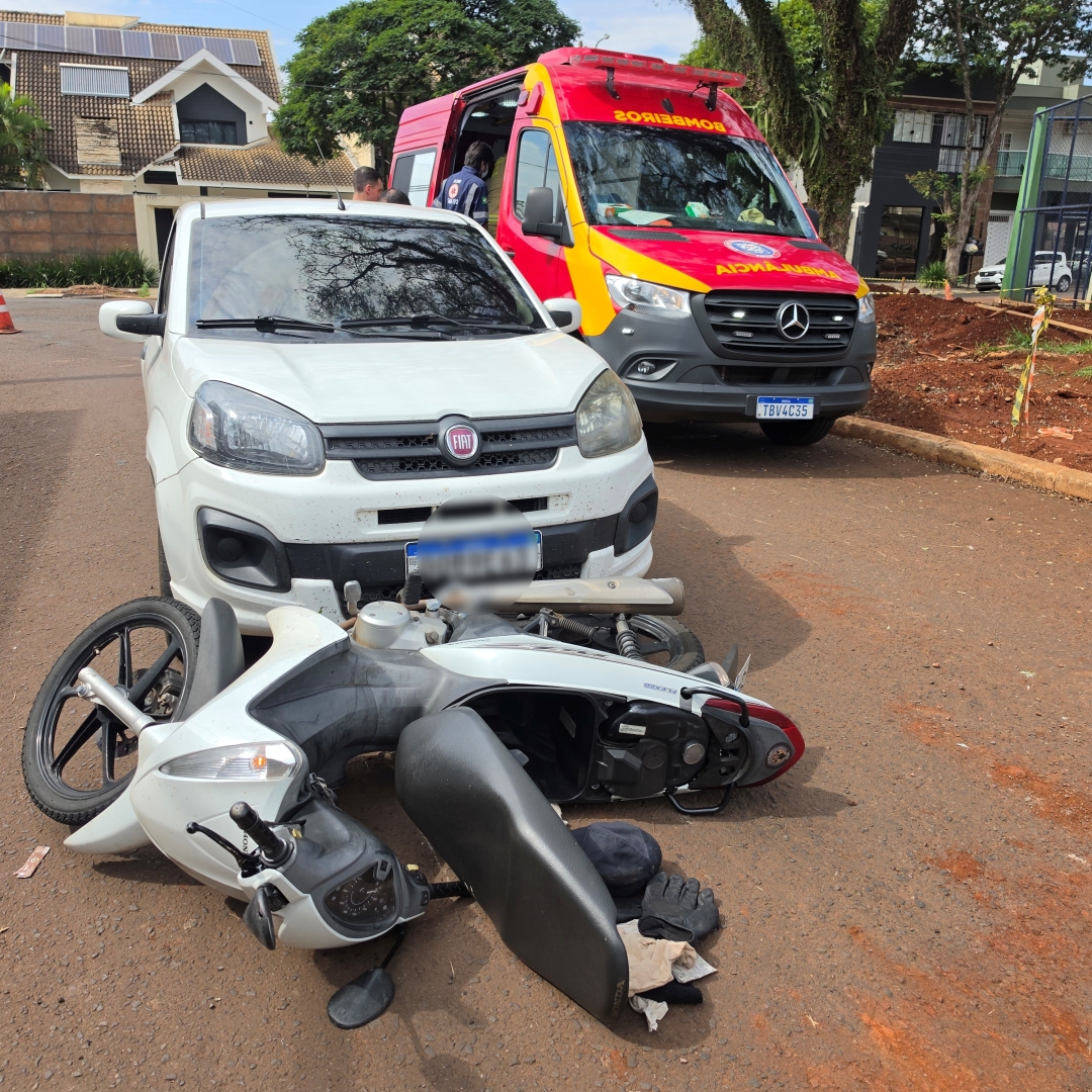 Motociclista sofre fratura e pneumotórax após colisão com carro em praça de Maringá