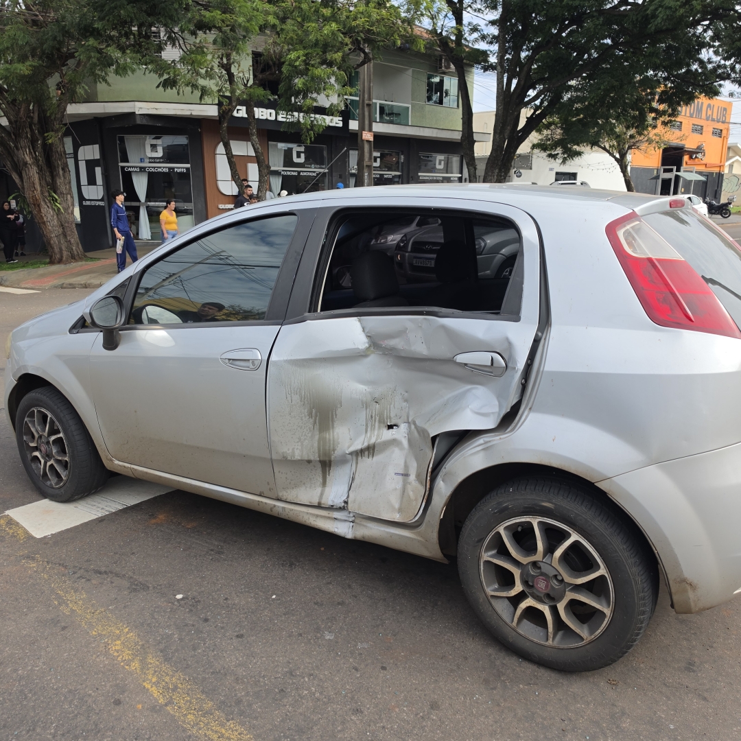 Jovem de 20 anos é arremessado sobre carro e morre em grave acidente na Avenida Nildo Ribeiro