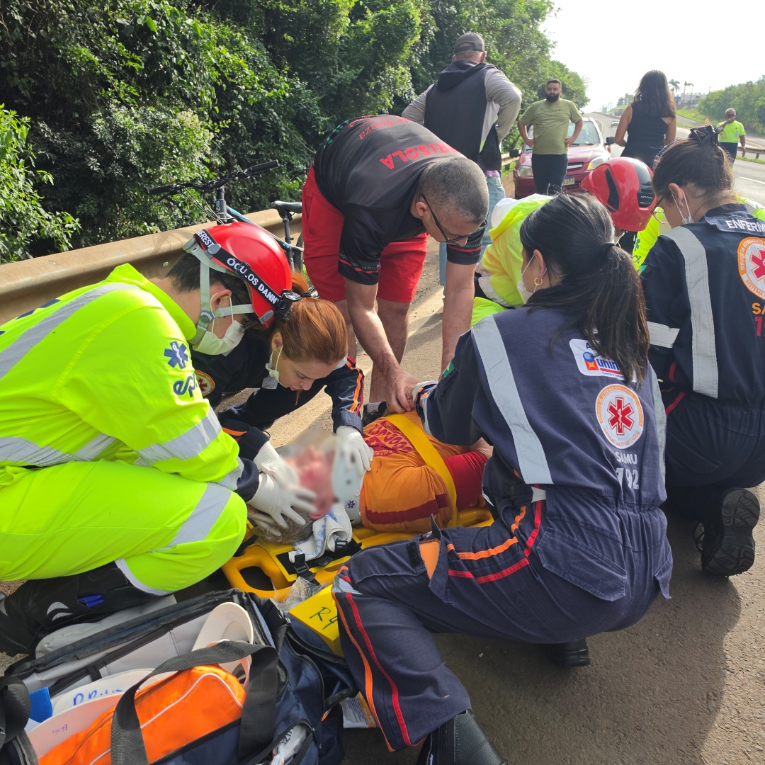Bicicletas se esbarram e deixam dois homens feridos na rodovia entre Maringá e Floresta