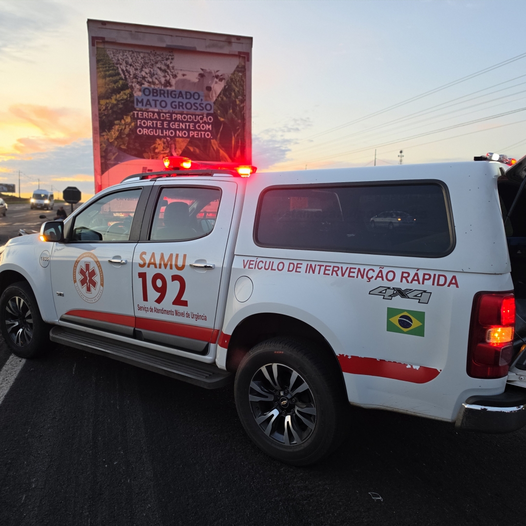 Motociclista bate em carreta e tem peça da moto cravada na perna na rodovia BR-376