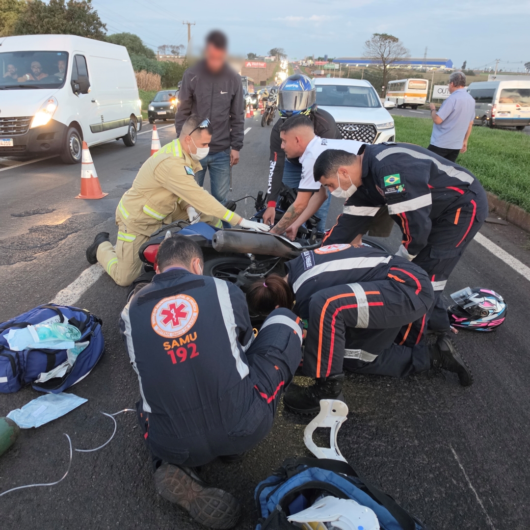Motociclista bate em carreta e tem peça da moto cravada na perna na rodovia BR-376