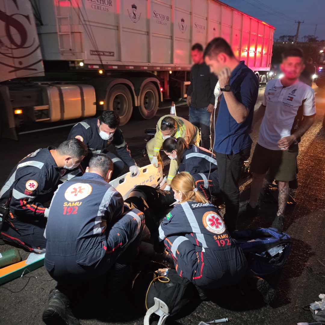 Motociclista bate em carreta e tem peça da moto cravada na perna na rodovia BR-376
