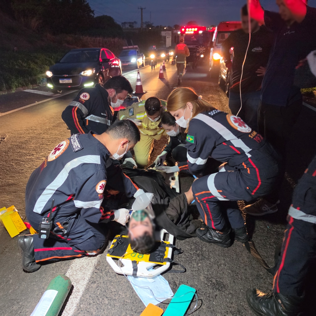 Motociclista bate em carreta e tem peça da moto cravada na perna na rodovia BR-376