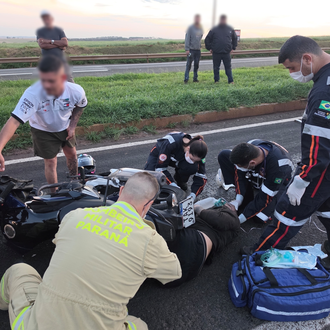Motociclista bate em carreta e tem peça da moto cravada na perna na rodovia BR-376
