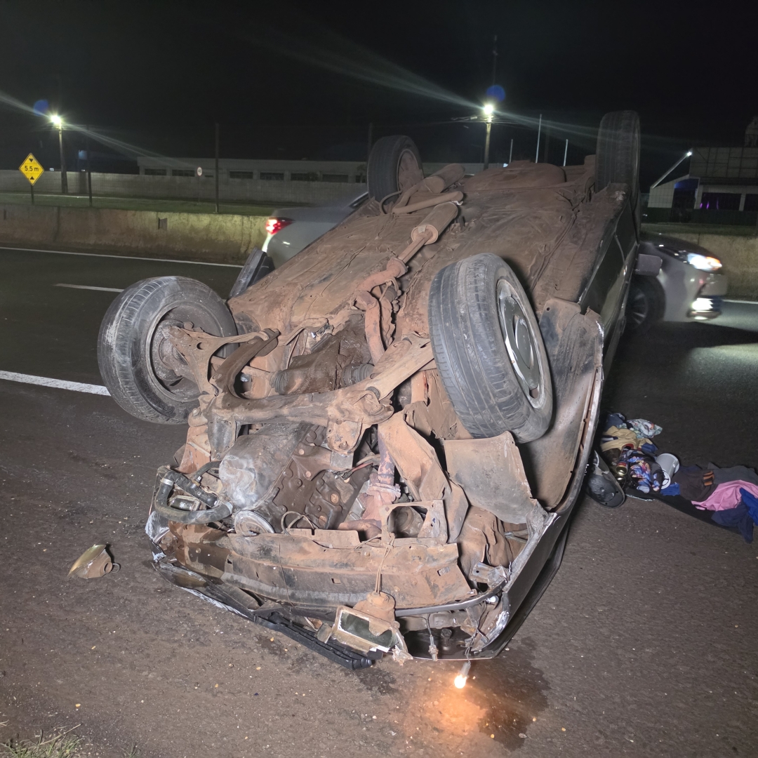 Gol capota na PR-323 e motorista é socorrida com ferimentos na cabeça