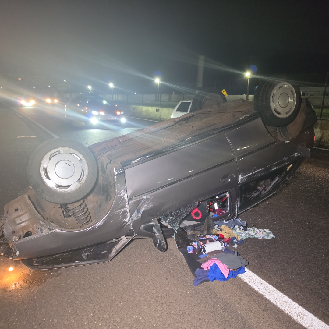 Gol capota na PR-323 e motorista é socorrida com ferimentos na cabeça