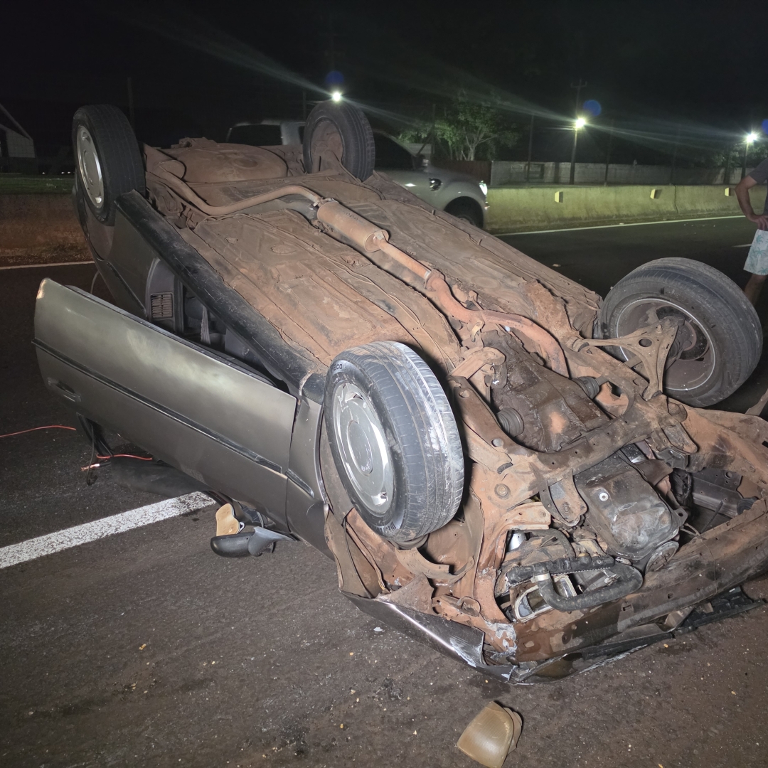 Gol capota na PR-323 e motorista é socorrida com ferimentos na cabeça