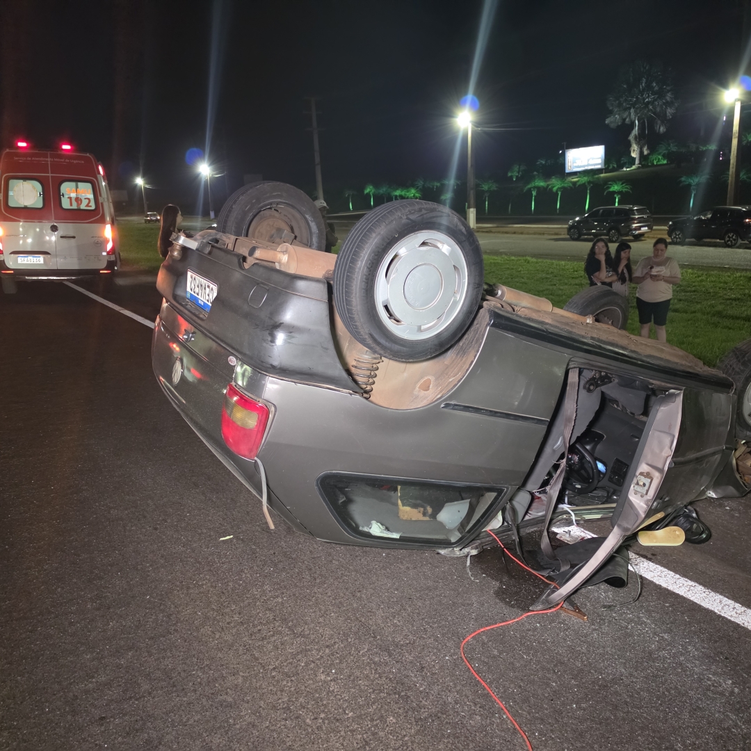 Gol capota na PR-323 e motorista é socorrida com ferimentos na cabeça