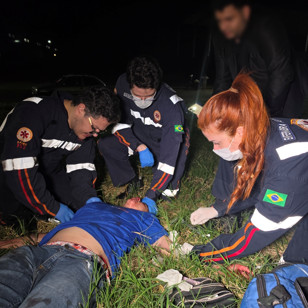 Gol capota na PR-323 e motorista é socorrida com ferimentos na cabeça