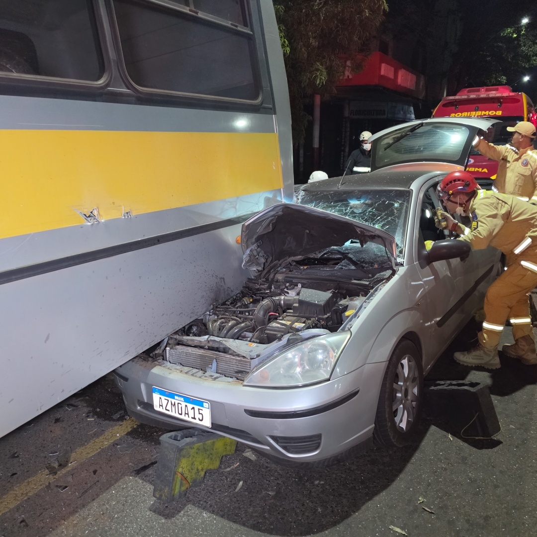 Grave acidente deixa carro debaixo de ônibus e mobiliza equipes de resgate em Maringá