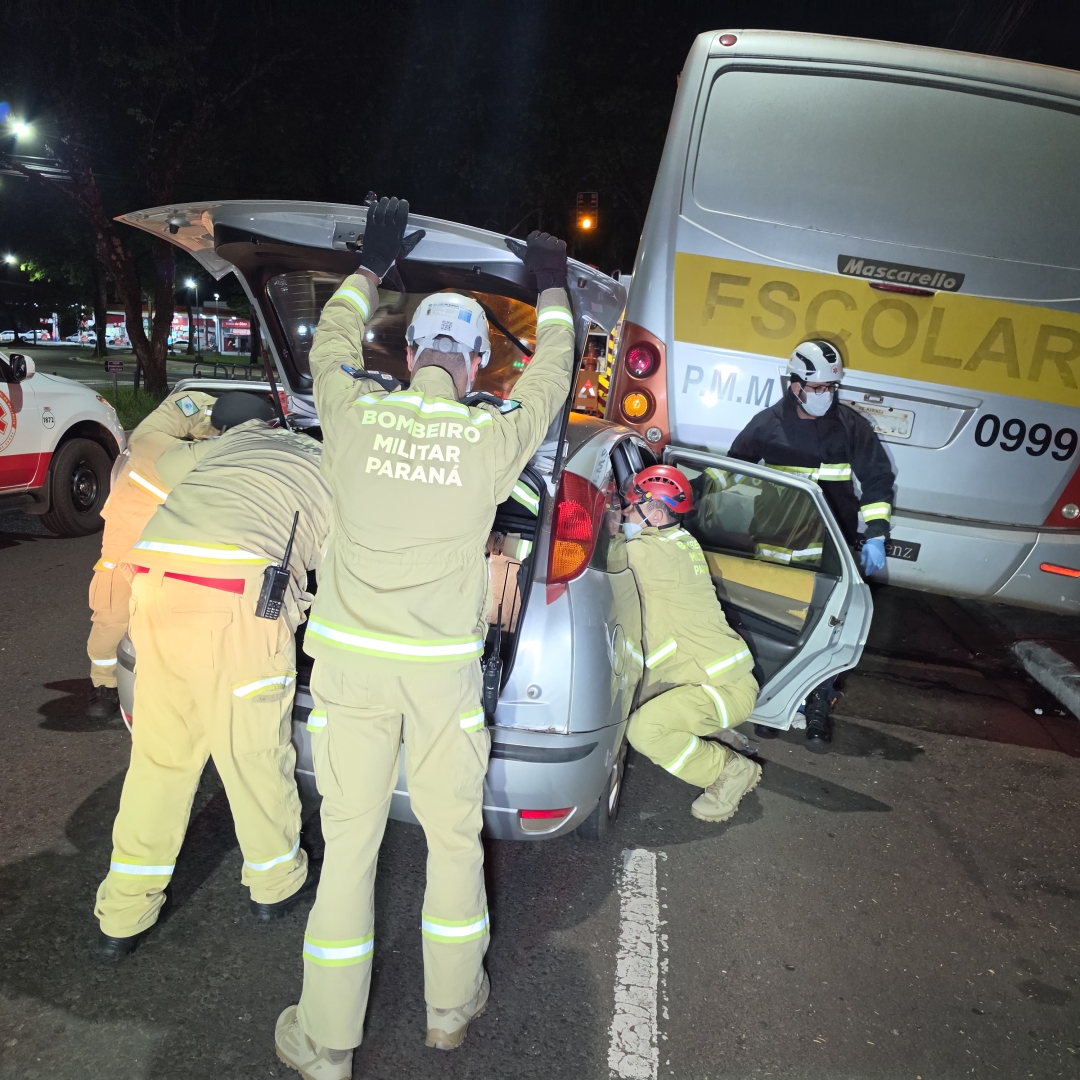 Grave acidente deixa carro debaixo de ônibus e mobiliza equipes de resgate em Maringá
