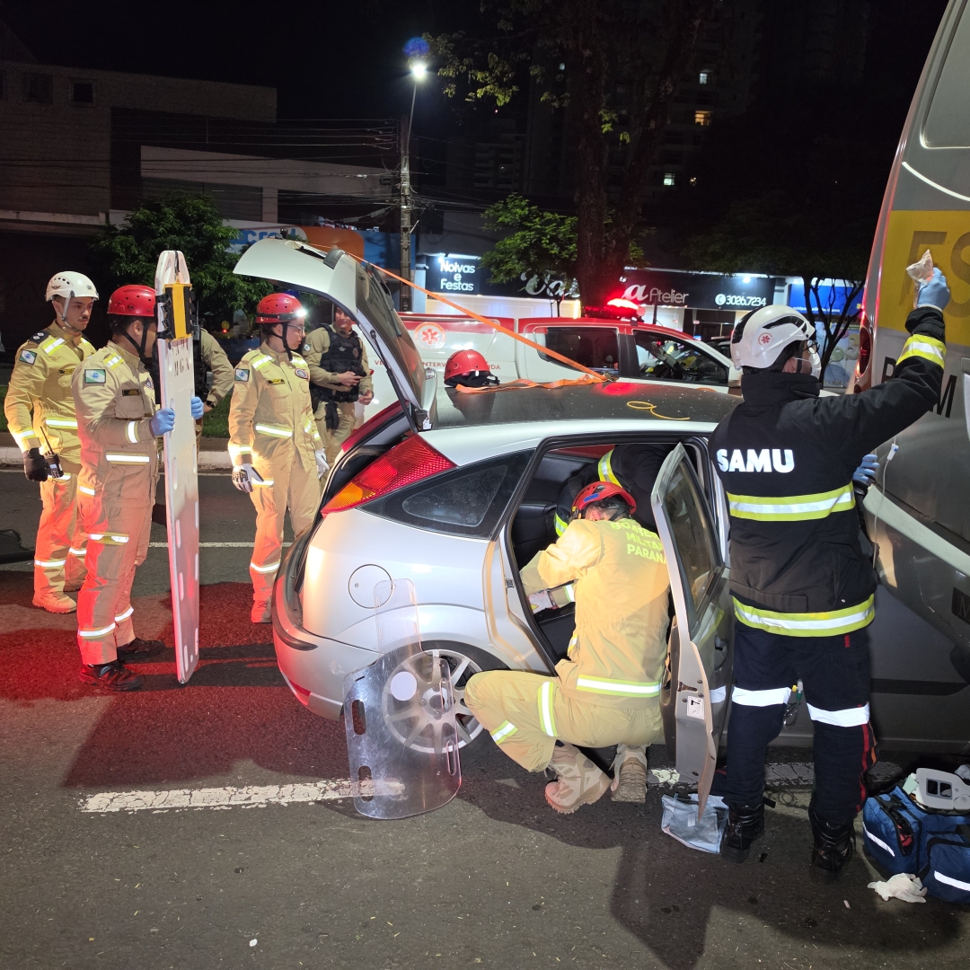 Grave acidente deixa carro debaixo de ônibus e mobiliza equipes de resgate em Maringá