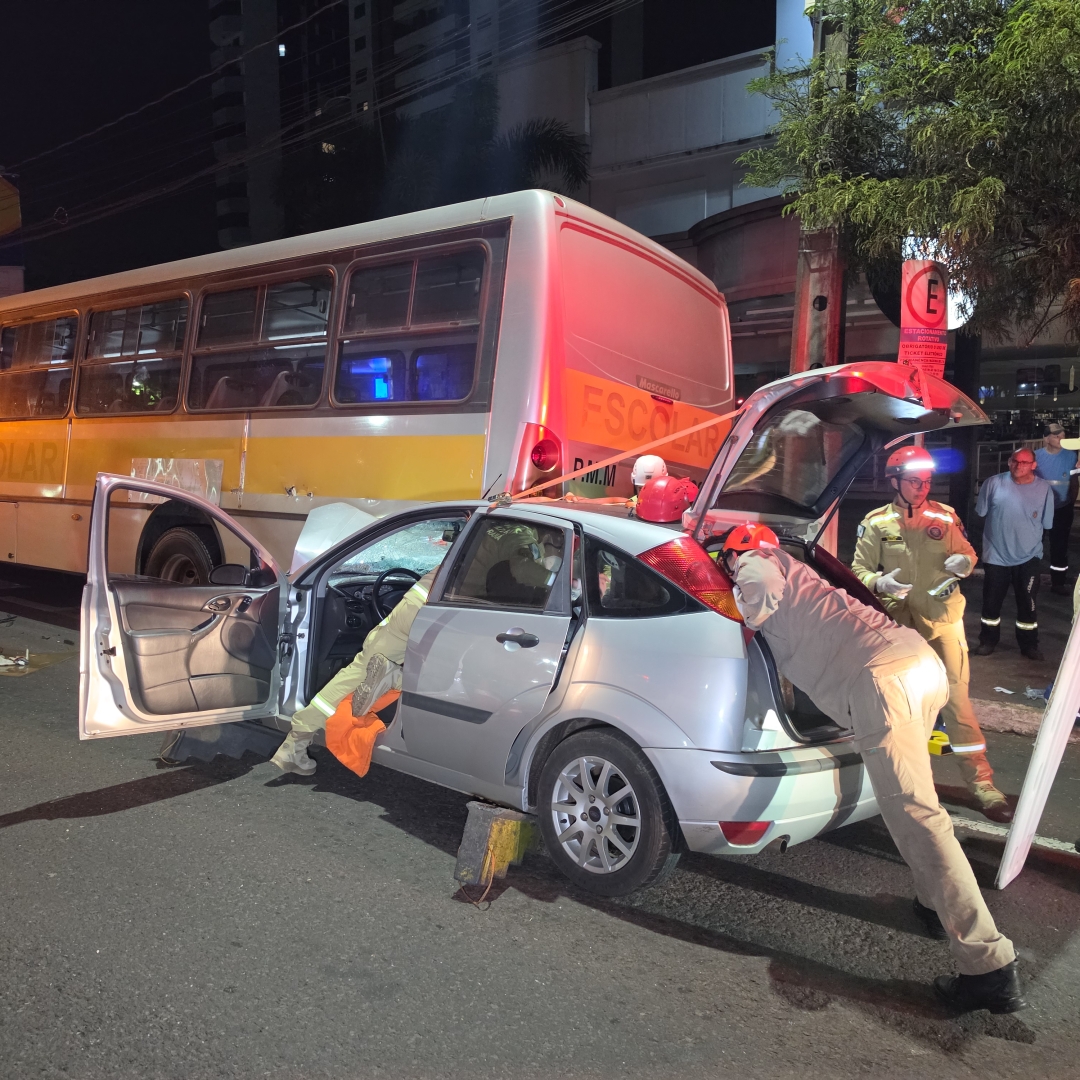 Grave acidente deixa carro debaixo de ônibus e mobiliza equipes de resgate em Maringá